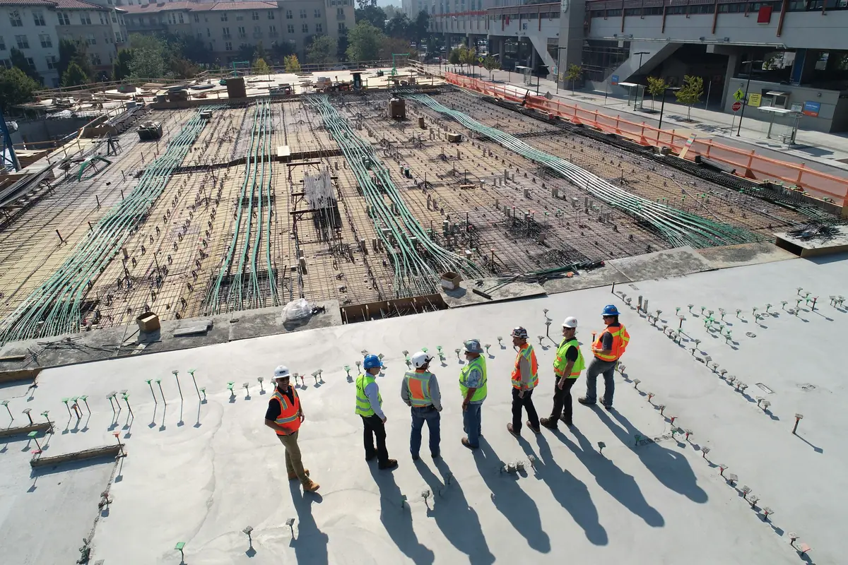 Döşeme üzerinde toplanmış inşaat ekibi