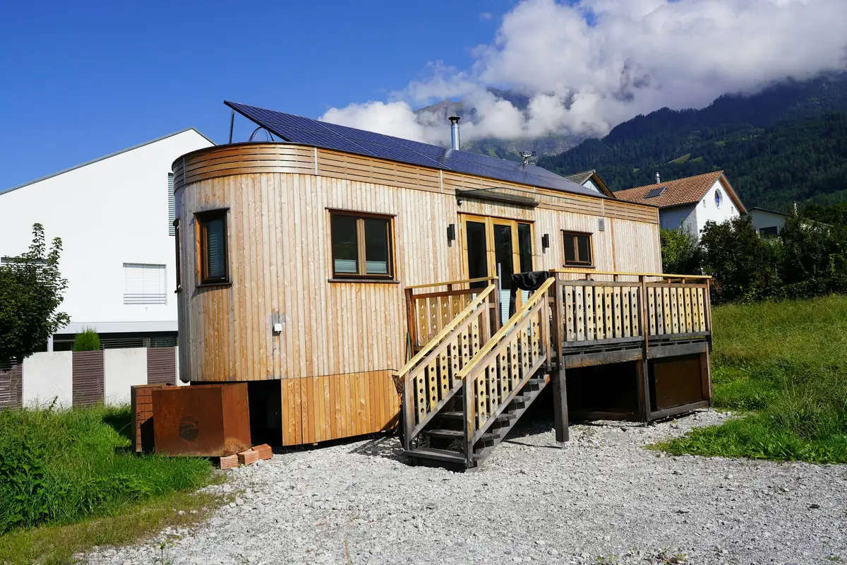 Ahşap kaplamalı, verandalı modüler prefabrik ev